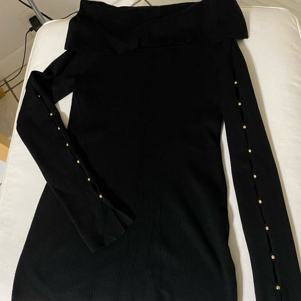 Sweater con detalles en dorado,off the shoulder